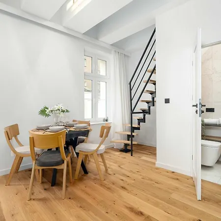 Stylish With A Mezzanine Near The Market Square By Renters Poznan